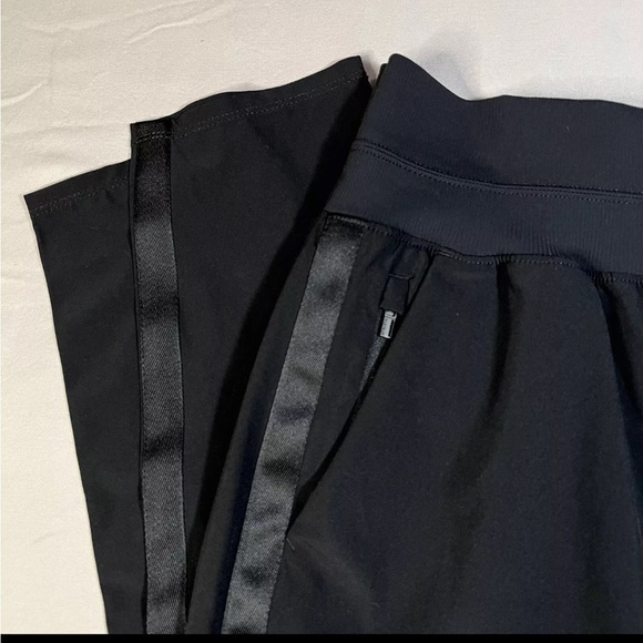 Athleta Nolita Size 2P Tapered
Crop Pants black Lightweight Comfort zip pockets - Picture 6 of 14